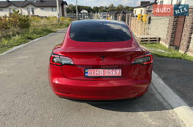 Седан Tesla Model 3 2022 в 