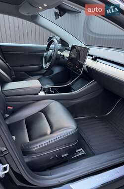 Седан Tesla Model 3 2020 в 