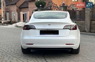 Седан Tesla Model 3 2022 в 