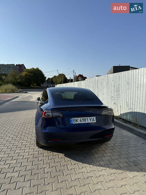 Седан Tesla Model 3 2018 в Ровно