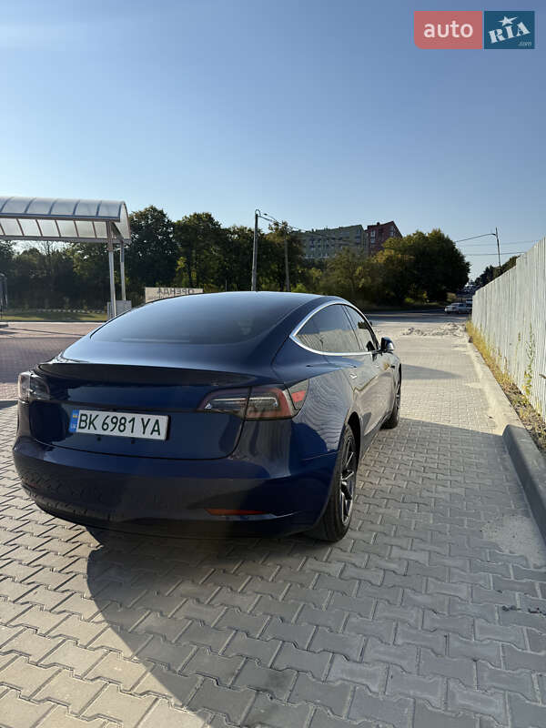 Седан Tesla Model 3 2018 в Ровно