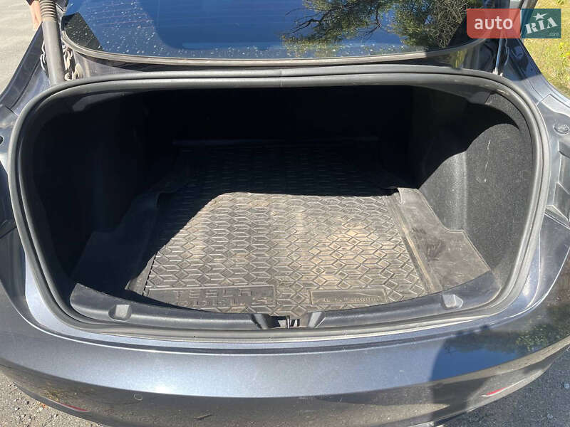 Седан Tesla Model 3 2022 в Кам'янському