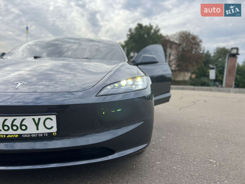 Седан Tesla Model 3 2024 в Києві