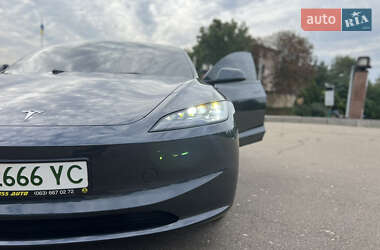 Седан Tesla Model 3 2024 в 
