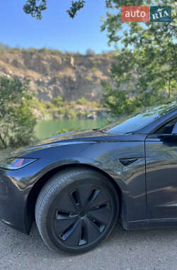 Седан Tesla Model 3 2024 в 