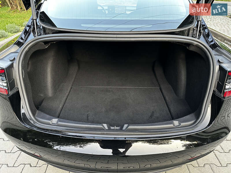 Седан Tesla Model 3 2020 в Львові