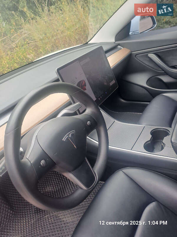 Седан Tesla Model 3 2020 в Житомире