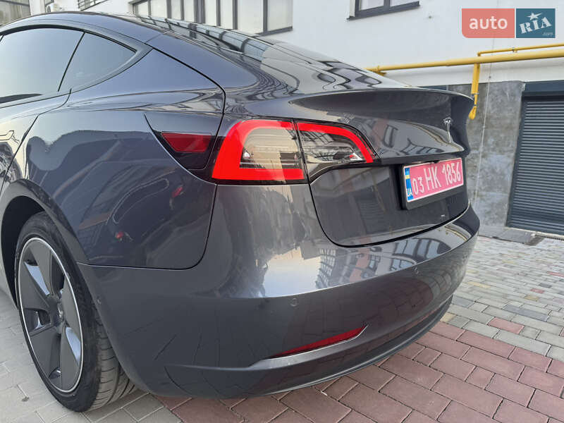 Седан Tesla Model 3 2021 в Володимирі