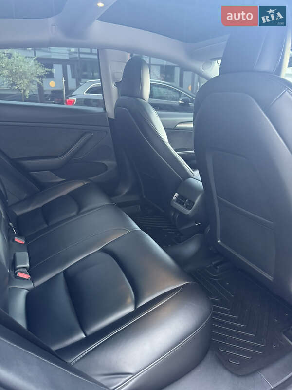 Седан Tesla Model 3 2021 в Володимирі