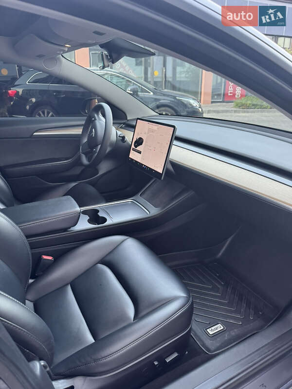 Седан Tesla Model 3 2021 в Володимирі