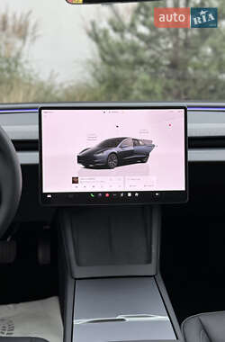 Седан Tesla Model 3 2024 в 