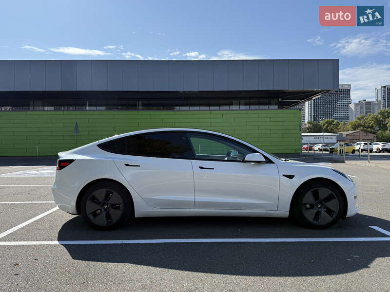 Седан Tesla Model 3 2021 в Киеве