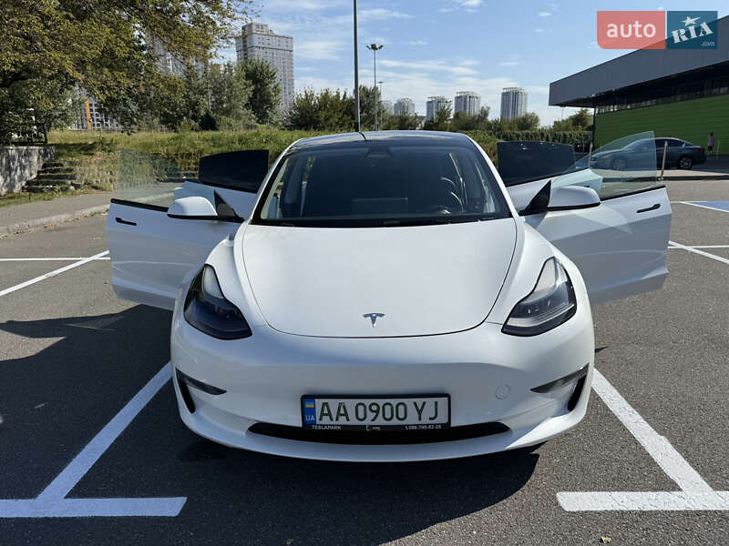 Седан Tesla Model 3 2021 в Киеве