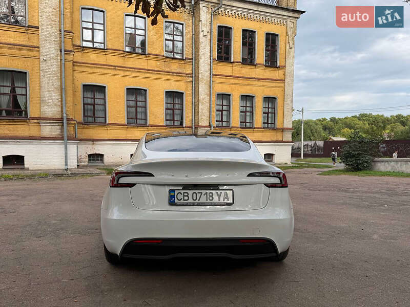 Седан Tesla Model 3 2024 в Чернигове