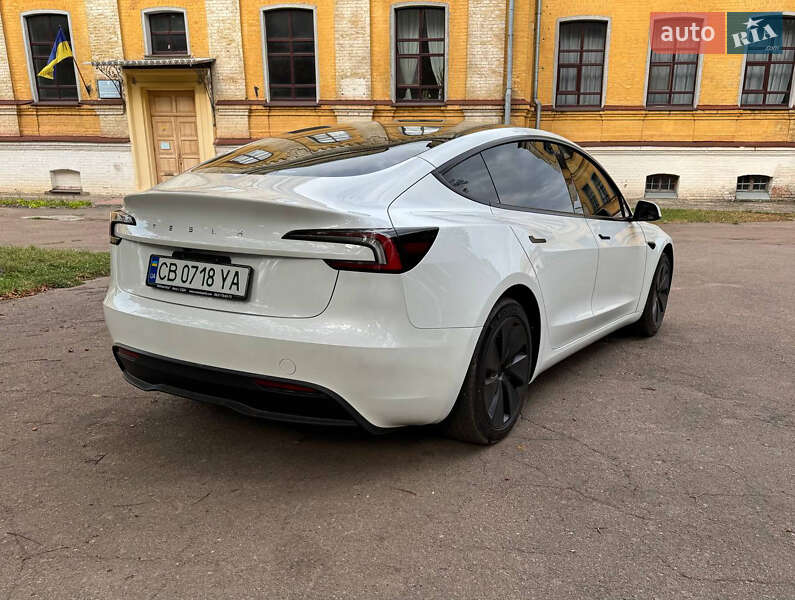 Седан Tesla Model 3 2024 в Чернигове