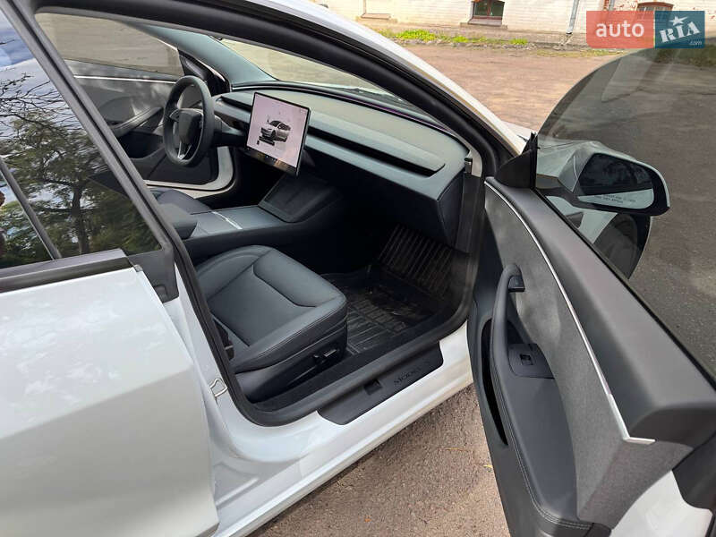 Седан Tesla Model 3 2024 в Чернигове