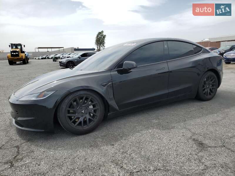 Седан Tesla Model 3 2025 в 