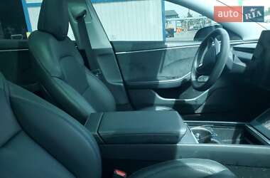 Седан Tesla Model 3 2025 в 