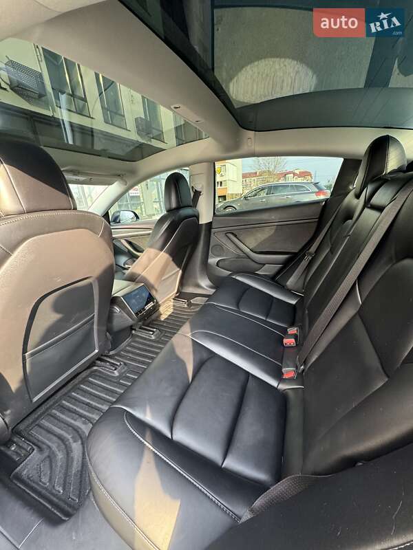 Седан Tesla Model 3 2022 в Чернигове