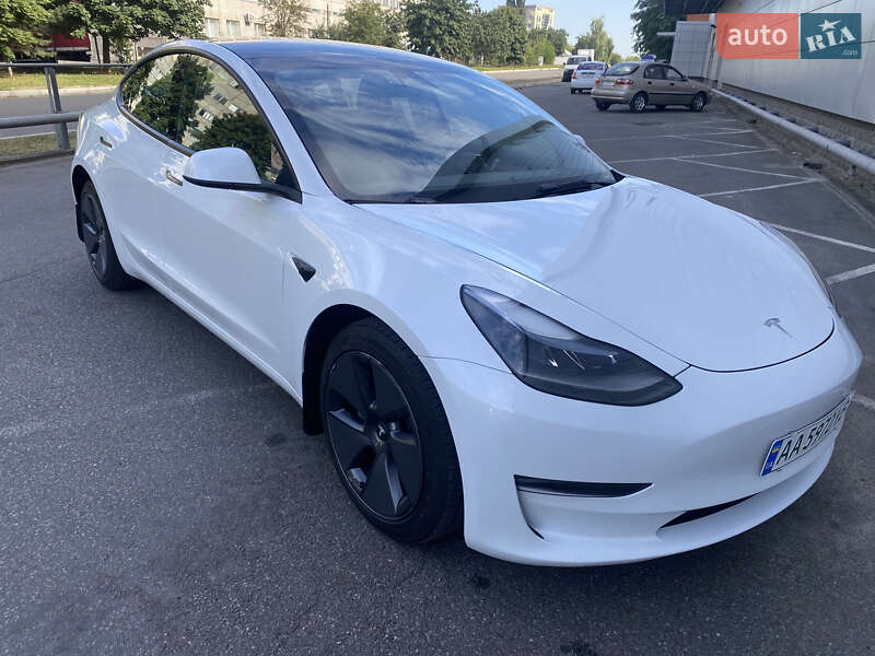 Седан Tesla Model 3 2023 в Броварах