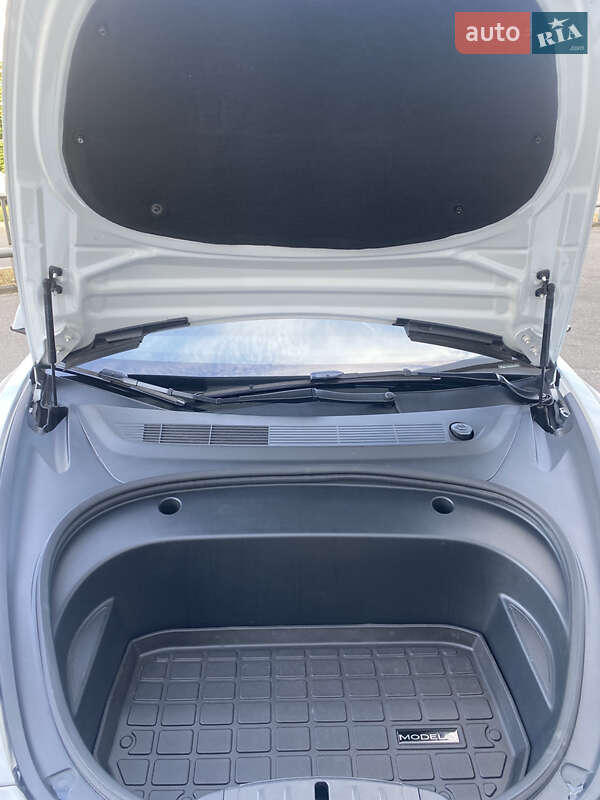 Седан Tesla Model 3 2023 в Броварах