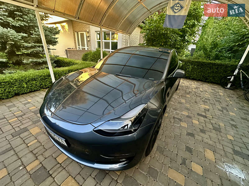Седан Tesla Model 3 2022 в 