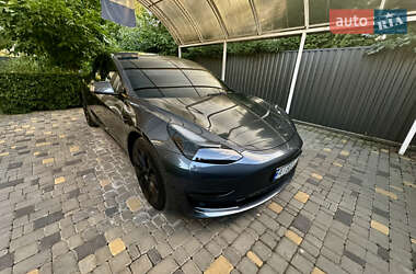 Седан Tesla Model 3 2022 в 