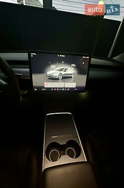 Седан Tesla Model 3 2022 в 