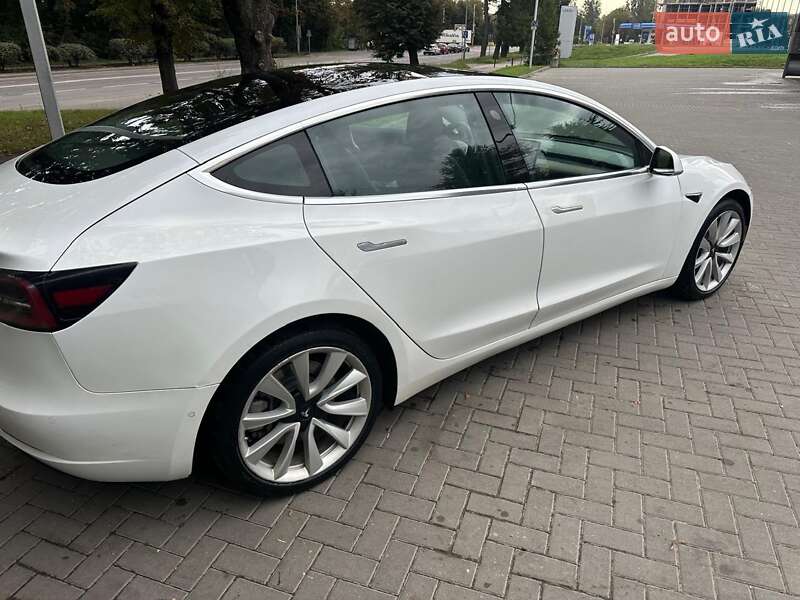 Седан Tesla Model 3 2019 в Львові