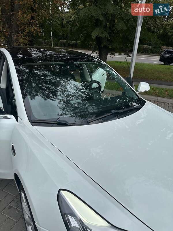 Седан Tesla Model 3 2019 в Львові