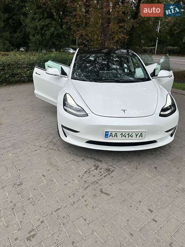 Седан Tesla Model 3 2019 в Львові