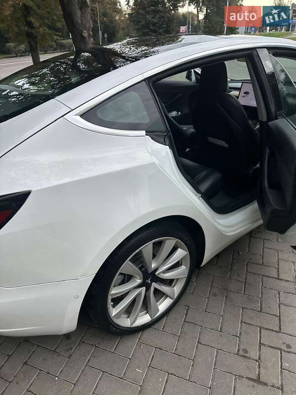 Седан Tesla Model 3 2019 в Львові