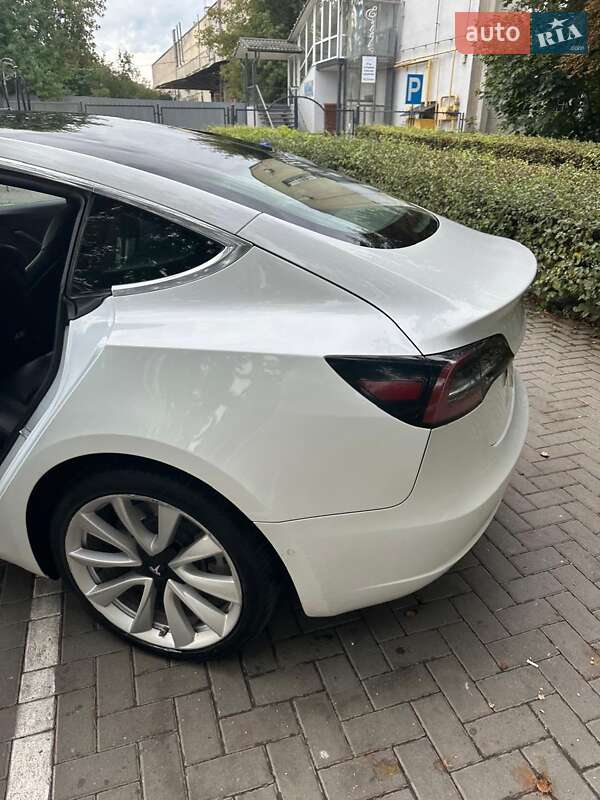 Седан Tesla Model 3 2019 в Львові
