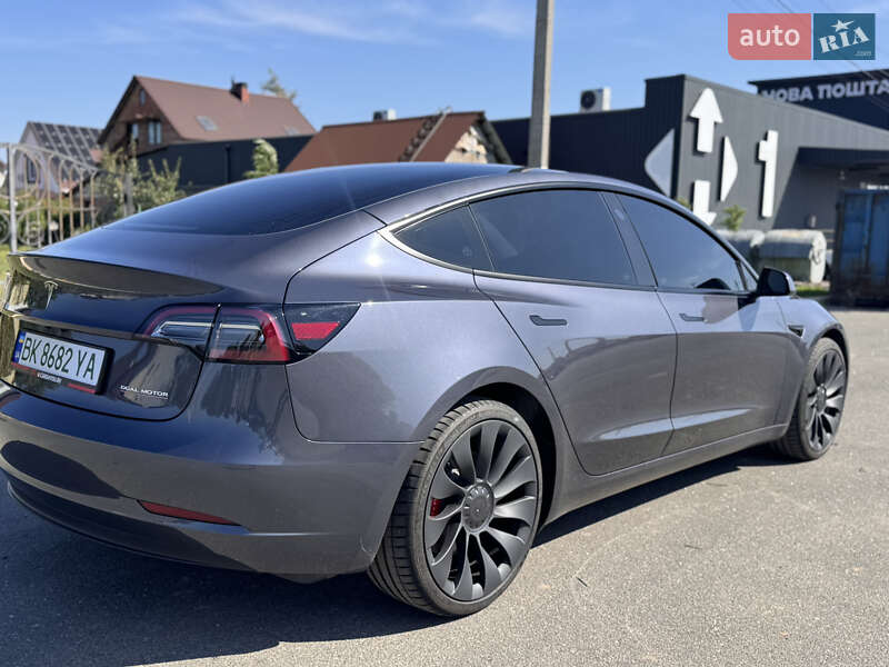Седан Tesla Model 3 2023 в Буче