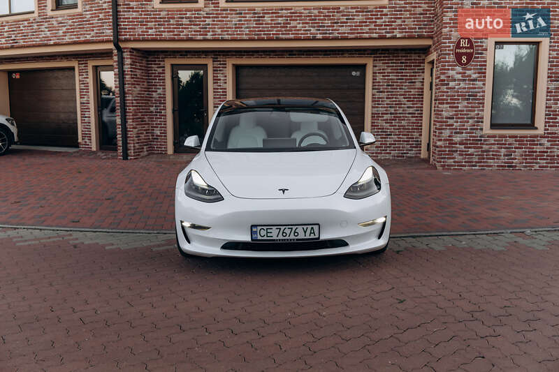 Седан Tesla Model 3 2023 в Чернівцях