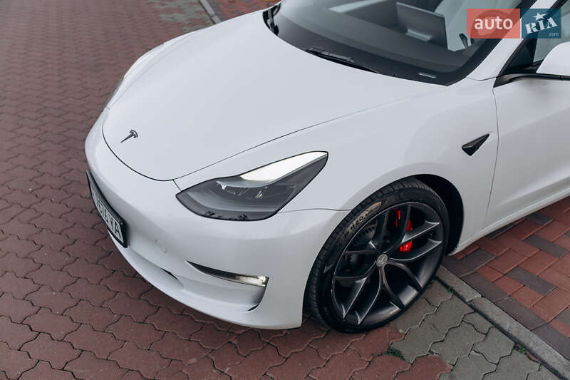 Седан Tesla Model 3 2023 в Чернівцях