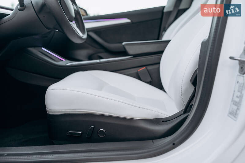 Седан Tesla Model 3 2023 в Чернівцях