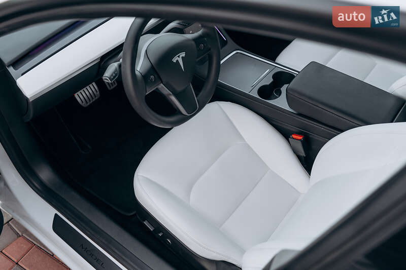 Седан Tesla Model 3 2023 в Чернівцях
