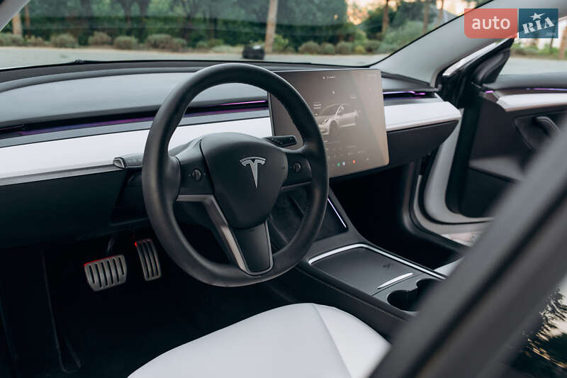 Седан Tesla Model 3 2023 в Чернівцях