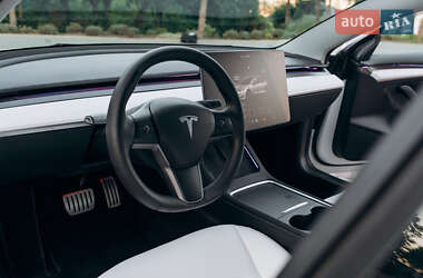 Седан Tesla Model 3 2023 в 