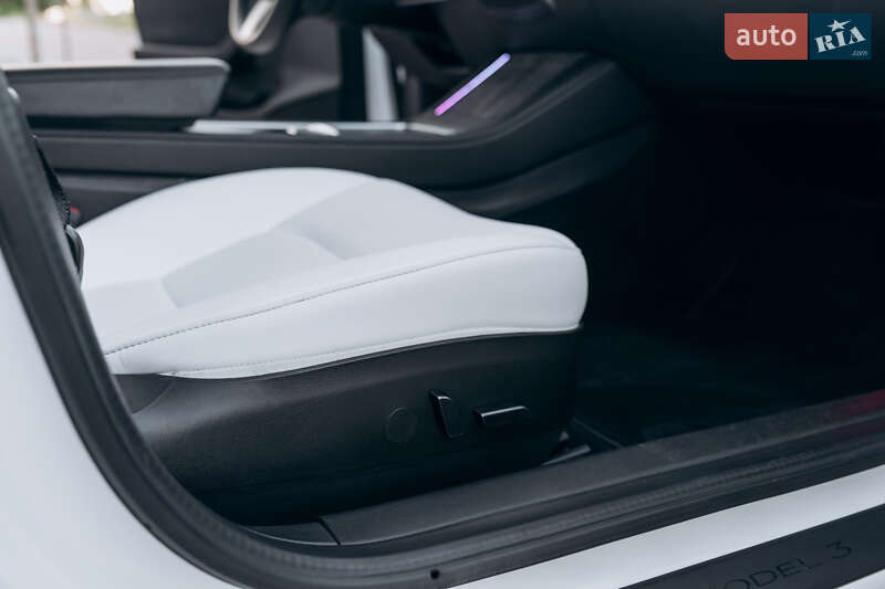 Седан Tesla Model 3 2023 в Чернівцях