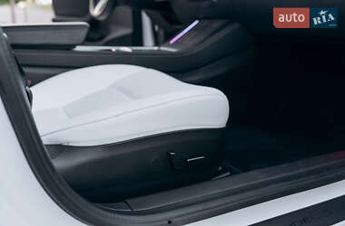 Седан Tesla Model 3 2023 в 