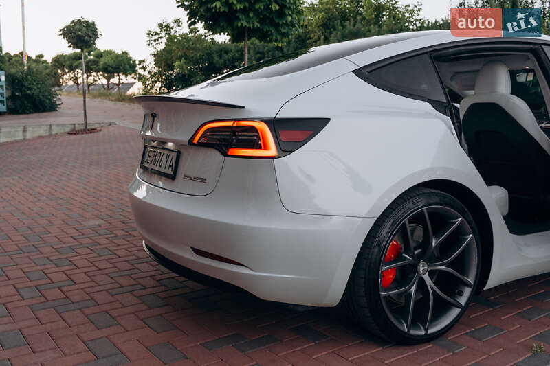 Седан Tesla Model 3 2023 в Чернівцях