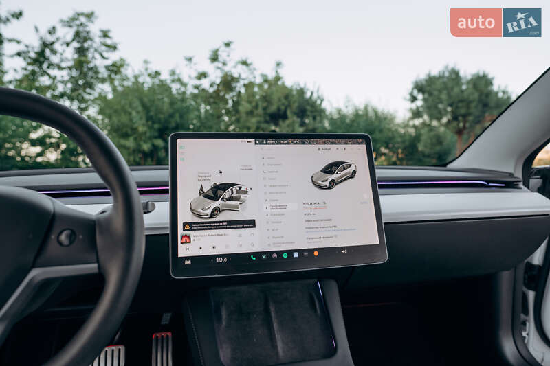 Седан Tesla Model 3 2023 в Чернівцях