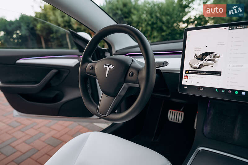 Седан Tesla Model 3 2023 в Чернівцях
