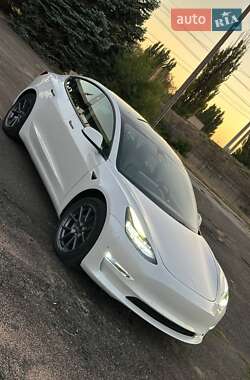 Седан Tesla Model 3 2022 в 