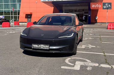 Седан Tesla Model 3 2024 в 