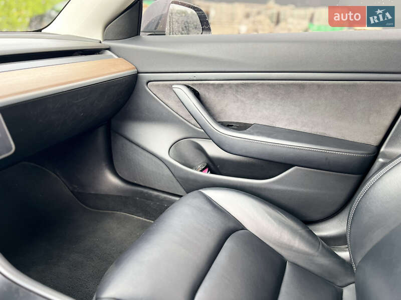 Седан Tesla Model 3 2018 в Луцке
