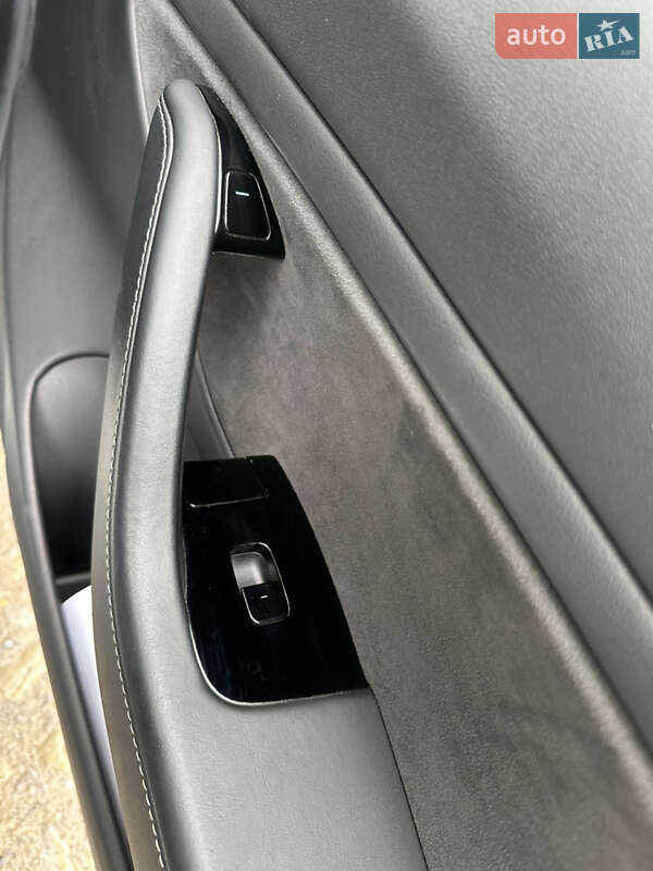 Седан Tesla Model 3 2019 в Черновцах