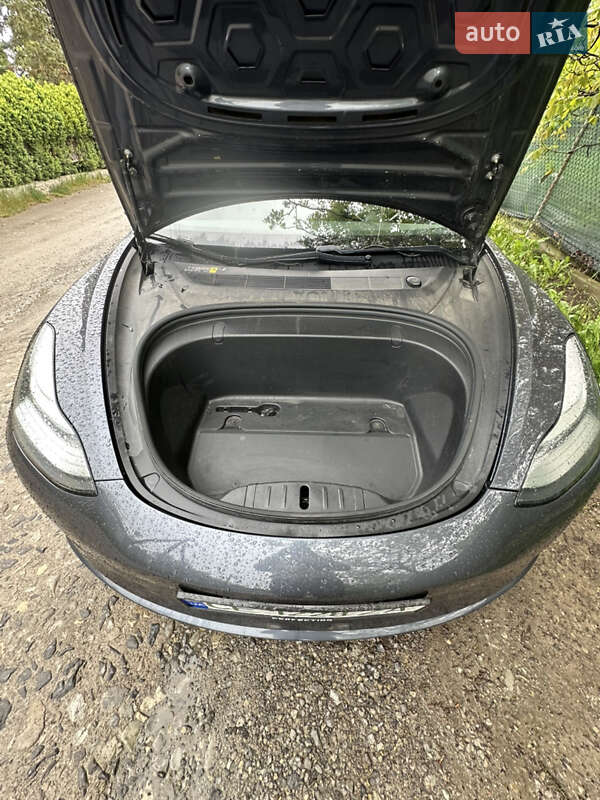 Седан Tesla Model 3 2019 в Черновцах